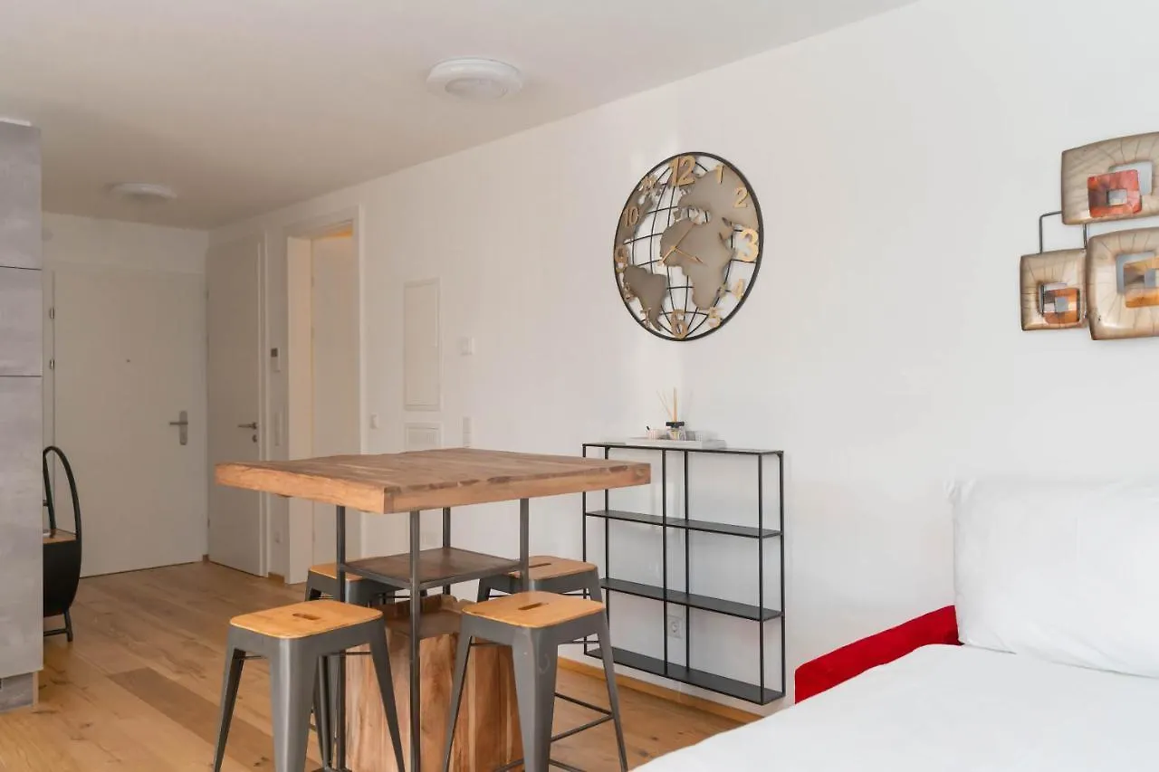 Luxurious Apartment With Big Balcony Near City Center Вена 0*,